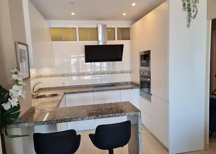 Fuengirola. Bonito Apartamento En Paseo Maritimo. Espectaculares Vistas Al Mar. Primera Linea